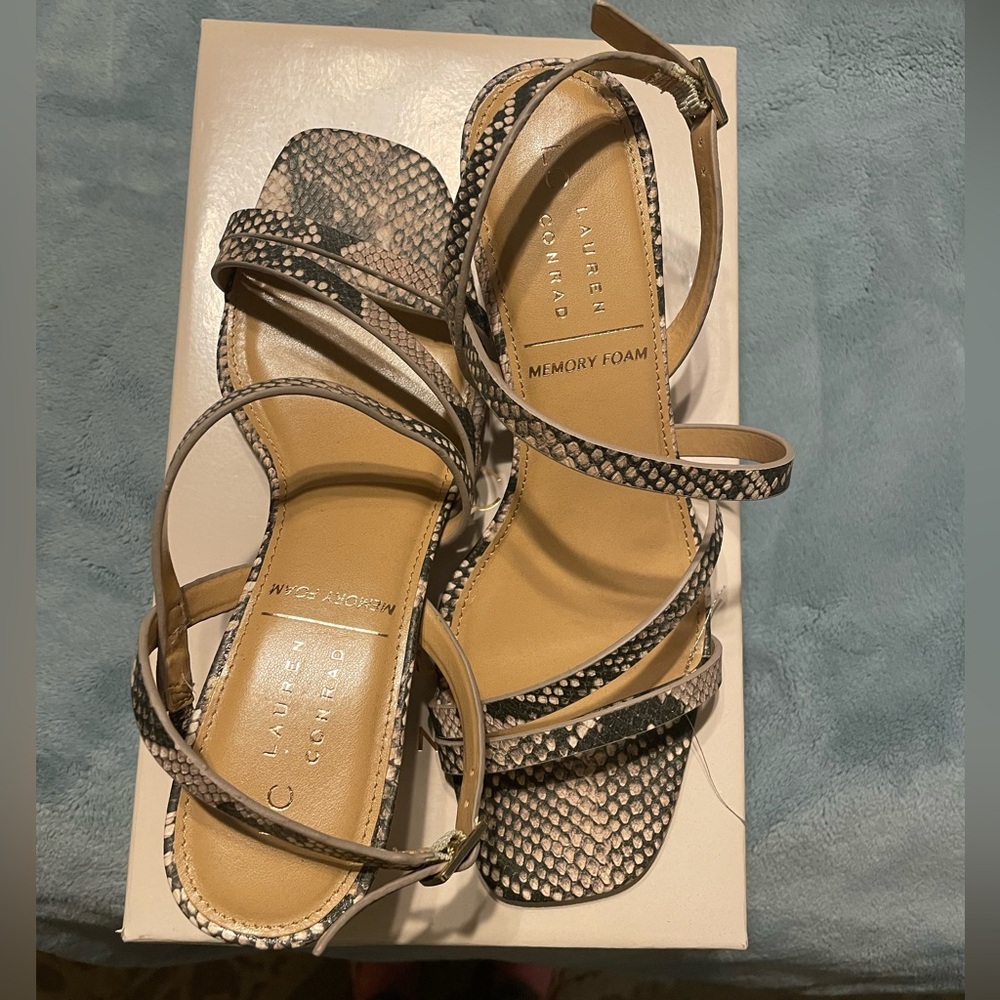 Lauren Conrad sandal size 7.5 (never worn)
style: Emeliah color: Snake